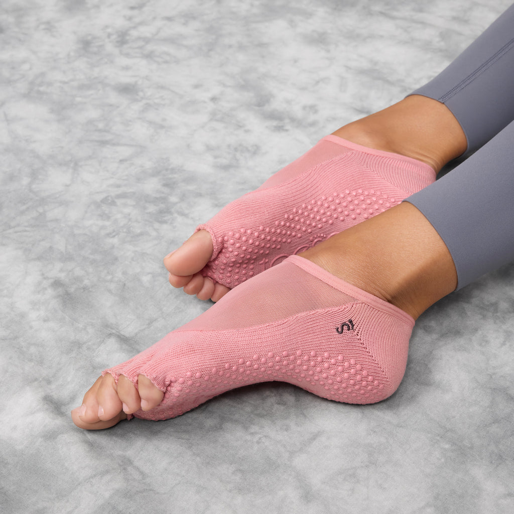 ToeSox Half Toe Luna kojinės atvirais pirštais, spalva Soft red – ant jogos kilimėlio