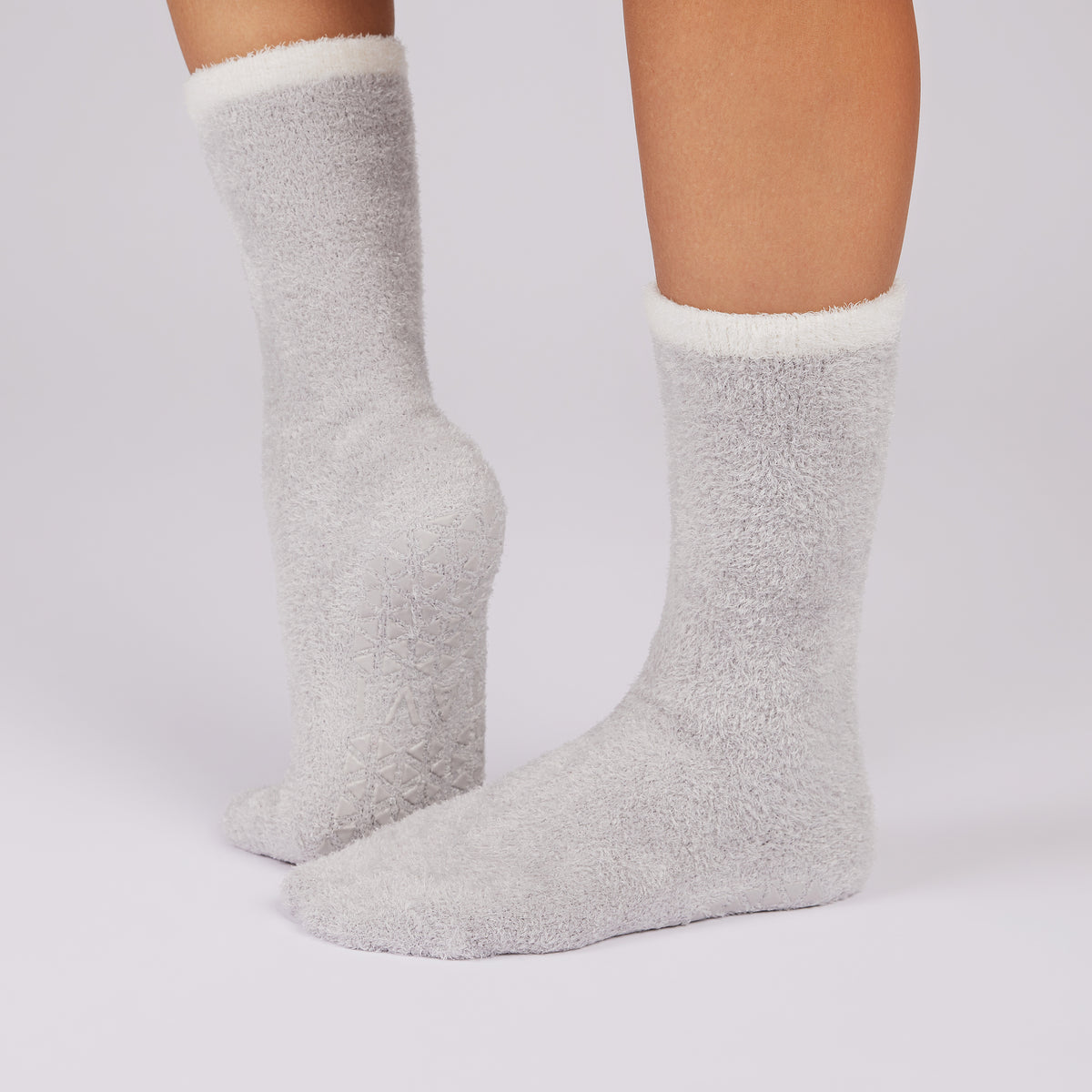 Tavi Grip Lounge kojinės, spalva Soft Slate – ant pėdų, vaizdas iš šono