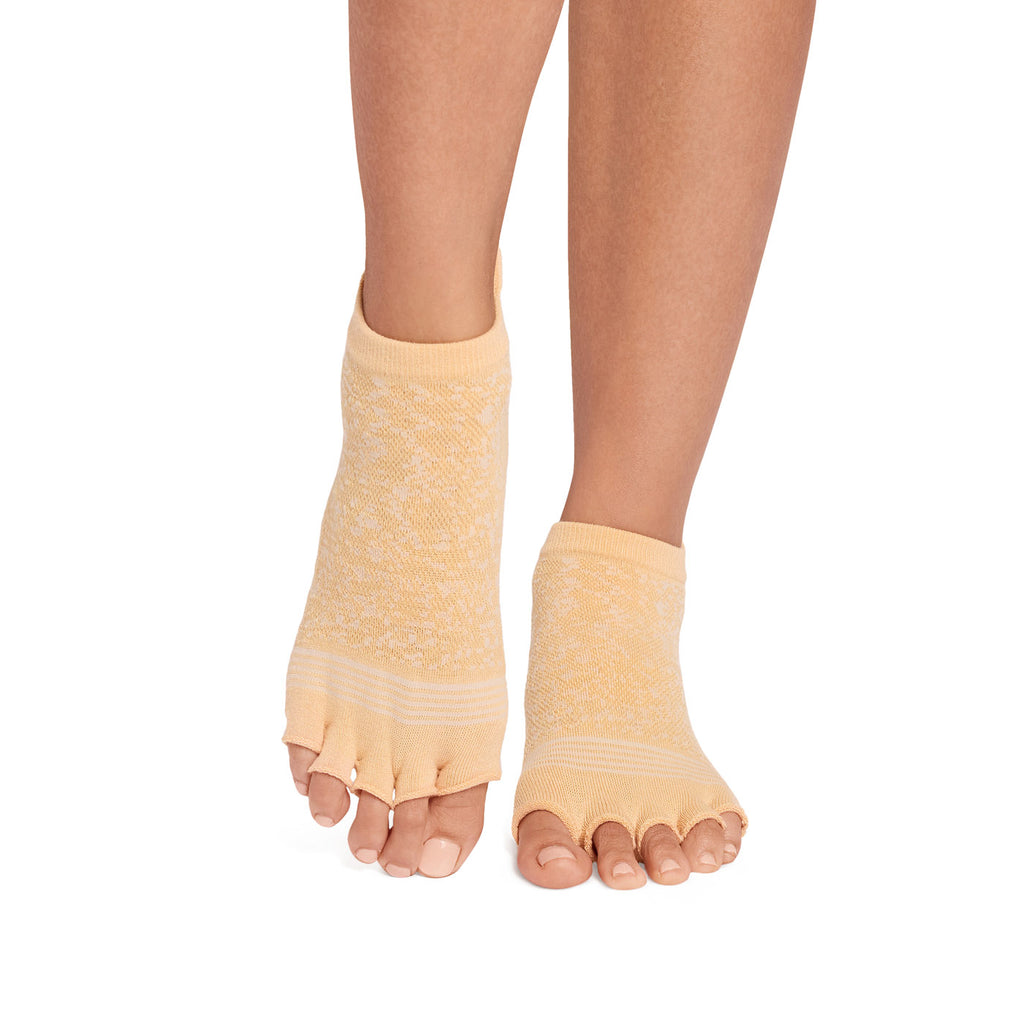 ToeSox Half Toe Low Rise Tec kojinės atvirais pirštais, spalva Golden – ant pėdų, vaizdas iš priekio