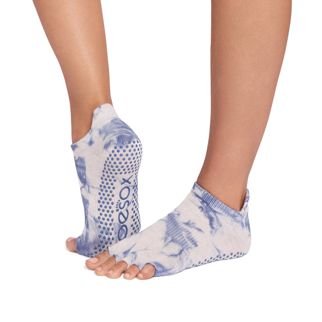 ToeSox Half Toe Low Rise Tec kojinės atvirais pirštais, spalva Soft blue tie dye – ant pėdų, vaizdas iš šono