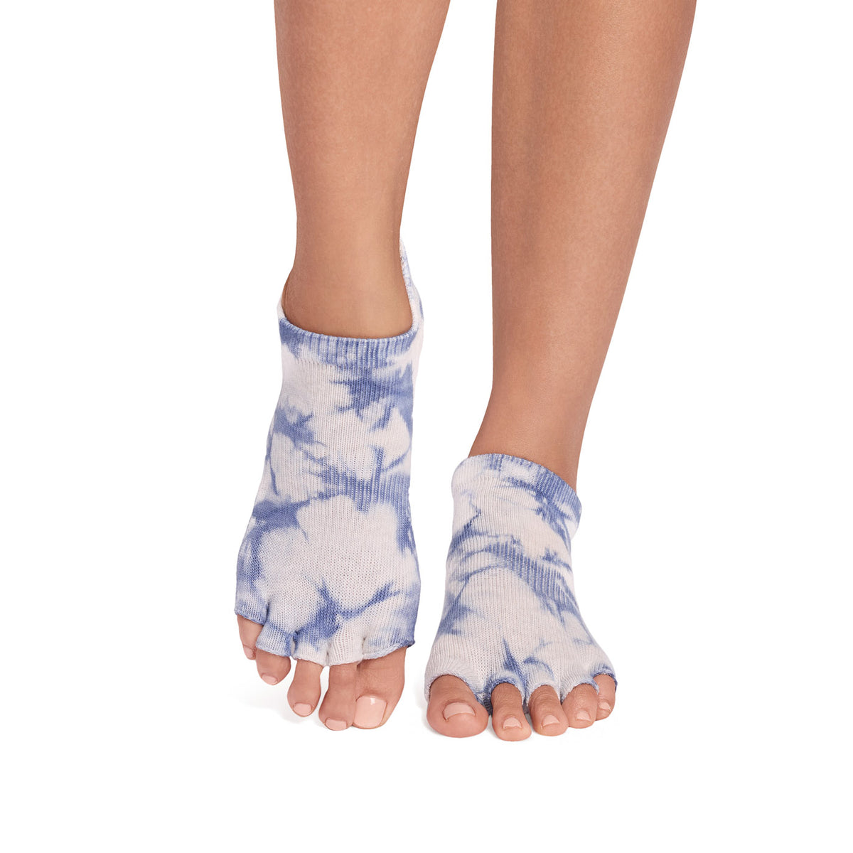 ToeSox Half Toe Low Rise Tec kojinės atvirais pirštais, spalva Soft blue tie dye – ant pėdų, vaizdas iš priekio