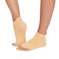 ToeSox Half Toe Low Rise Tec kojinės atvirais pirštais, spalva Golden – ant pėdų, vaizdas iš šono