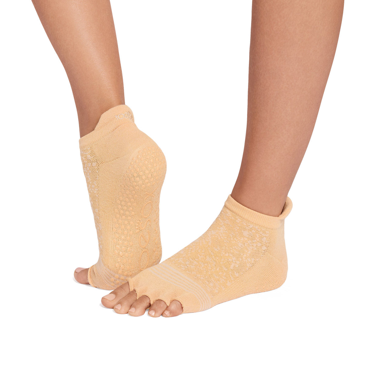 ToeSox Half Toe Low Rise Tec kojinės atvirais pirštais, spalva Golden – ant pėdų, vaizdas iš šono