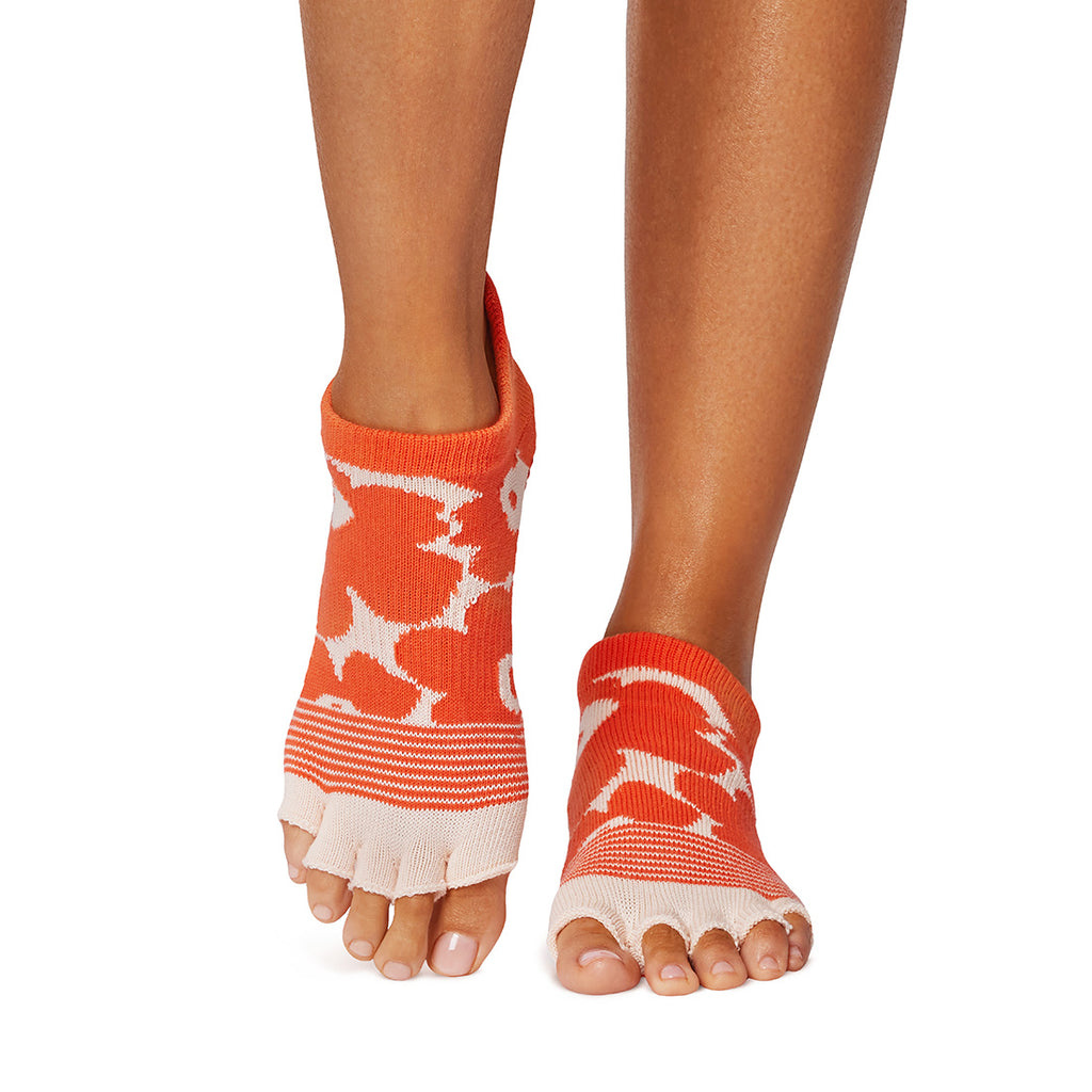 ToeSox Half Toe Low Rise Tec kojinės atvirais pirštais, spalva Hot coral floral – ant pėdų, vaizdas iš priekio