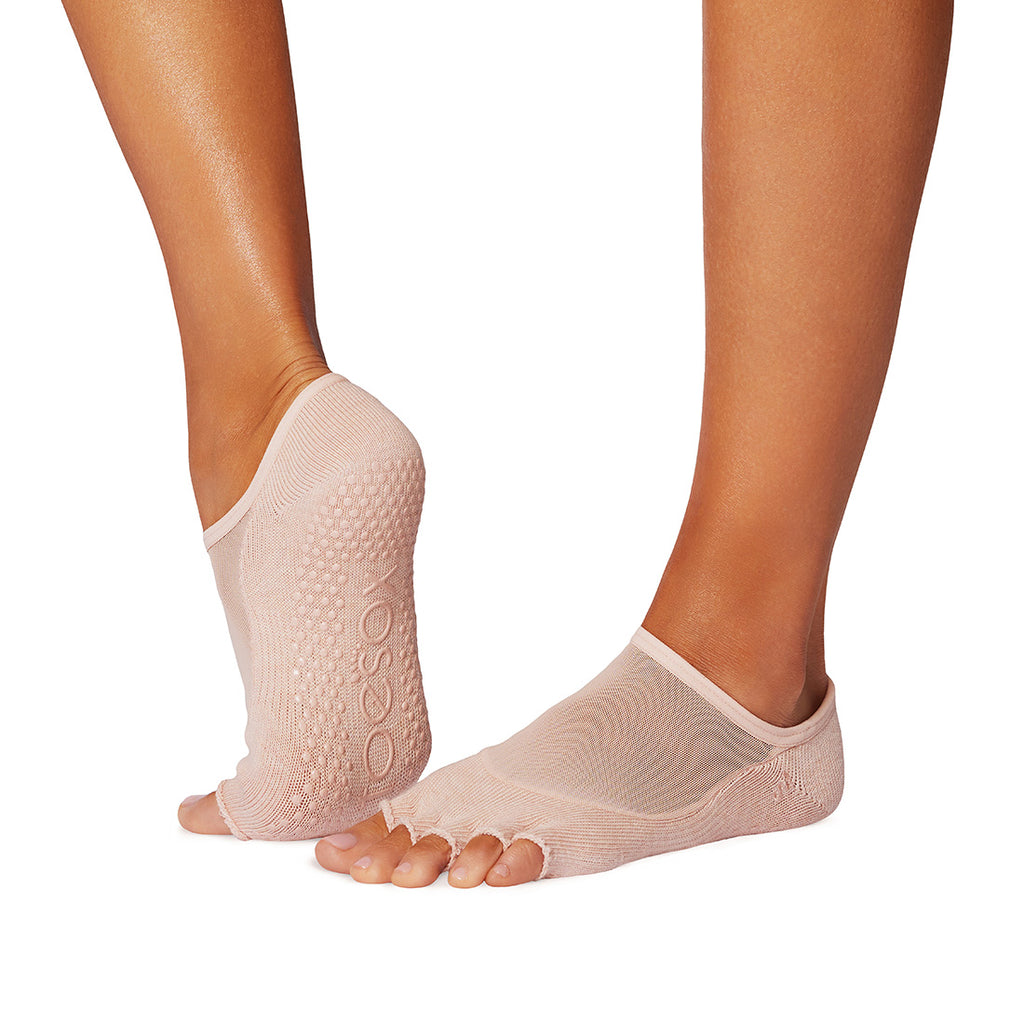 ToeSox Half Toe Luna kojinės atvirais pirštais, spalva Mellow – ant pėdų, vaizdas iš šono