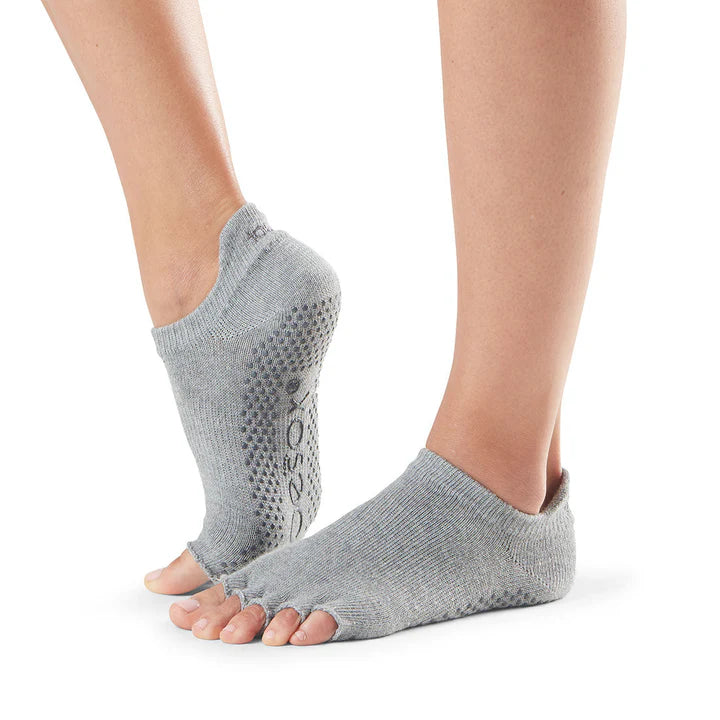 ToeSox Half Toe Low Rise Tec kojinės atvirais pirštais, spalva Heather grey – ant pėdų, vaizdas iš šono