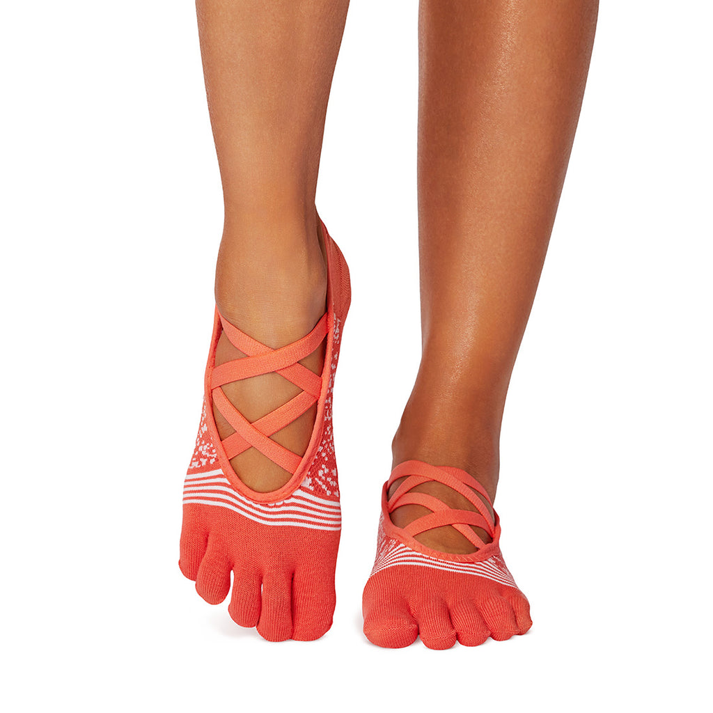 ToeSox Full Toe Elle Tec pirštuotos kojinės, spalva Strength – ant pėdų, vaizdas iš priekio