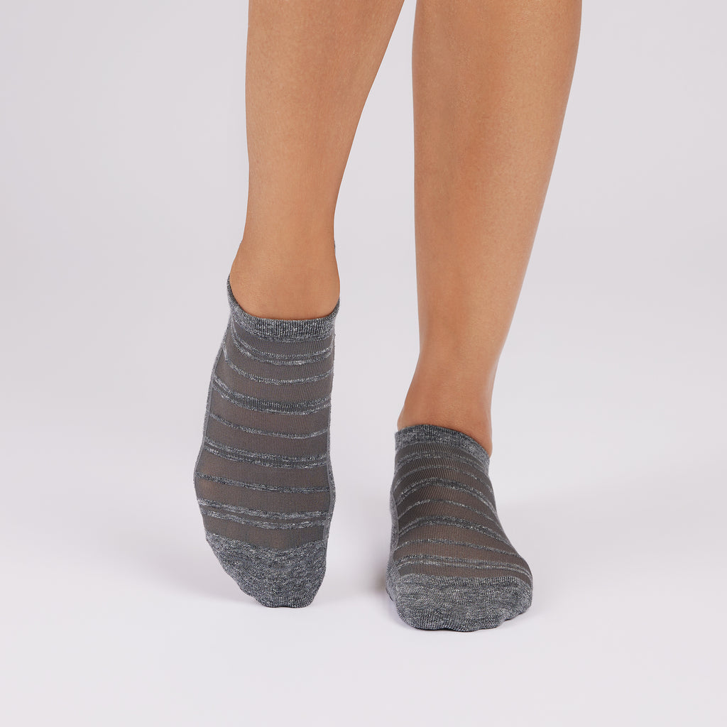 Tavi Grip Savvy Breeze kojinės, spalva Midnight Heather – ant pėdų, vaizdas iš priekio