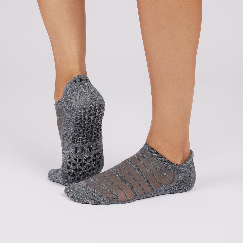 Tavi Grip Savvy Breeze kojinės, spalva Midnight Heather – ant pėdų, vaizdas iš šono