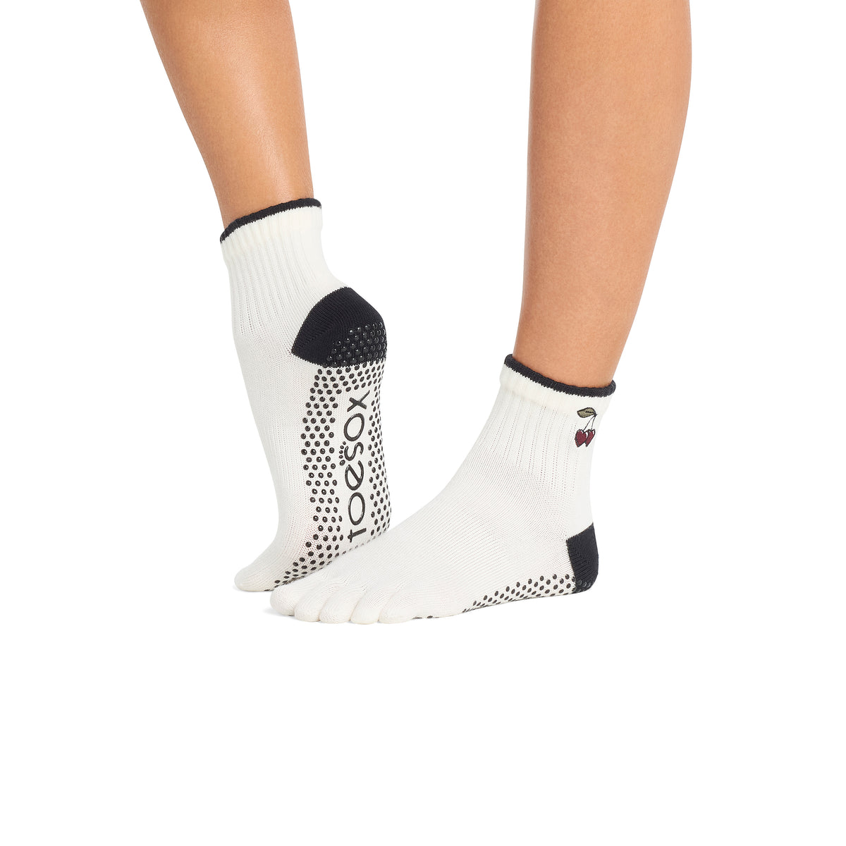 ToeSox Grip Melody kojinės, spalva Ivory – ant pėdų, vaizdas iš šono