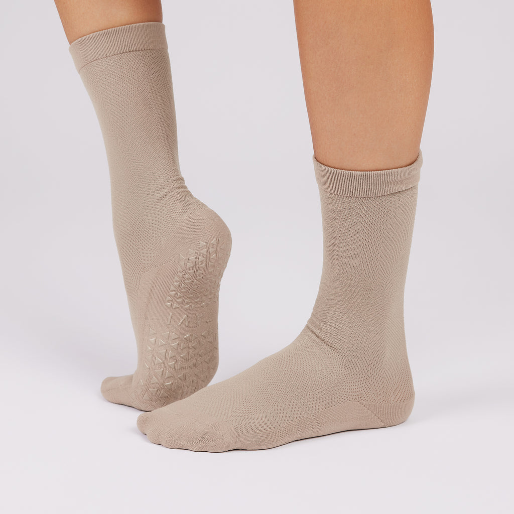 Tavi Grip Kai Tec kojinės, spalva Shitake Heather – ant pėdų, vaizdas iš šono