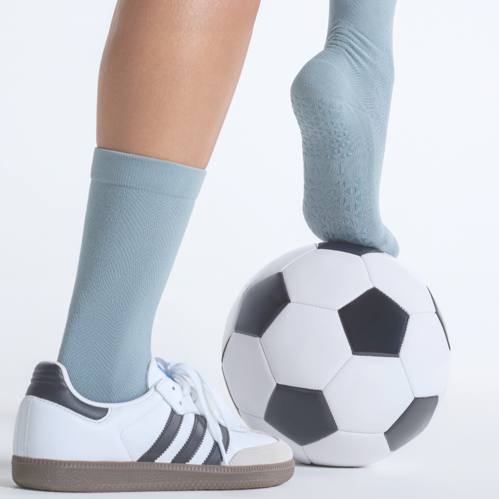 Tavi Grip Kai Tec kojinės, spalva Mirage – su sportbačiais ir futbolo kamuoliu