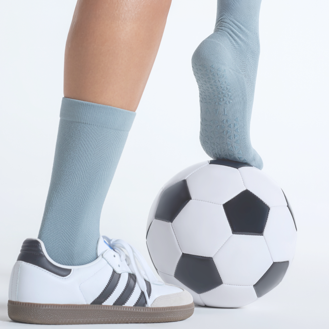 Tavi Grip Kai Tec kojinės, spalva Mirage – su sportbačiais ir futbolo kamuoliu