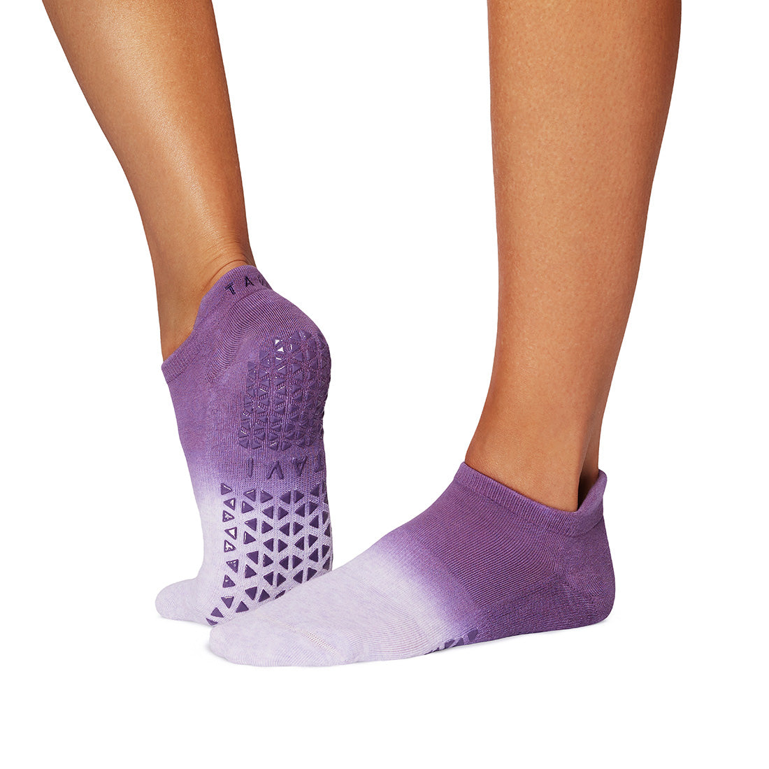 Tavi Grip Savvy kojinės, spalva Grape Ombre – ant pėdų, vaizdas iš šono