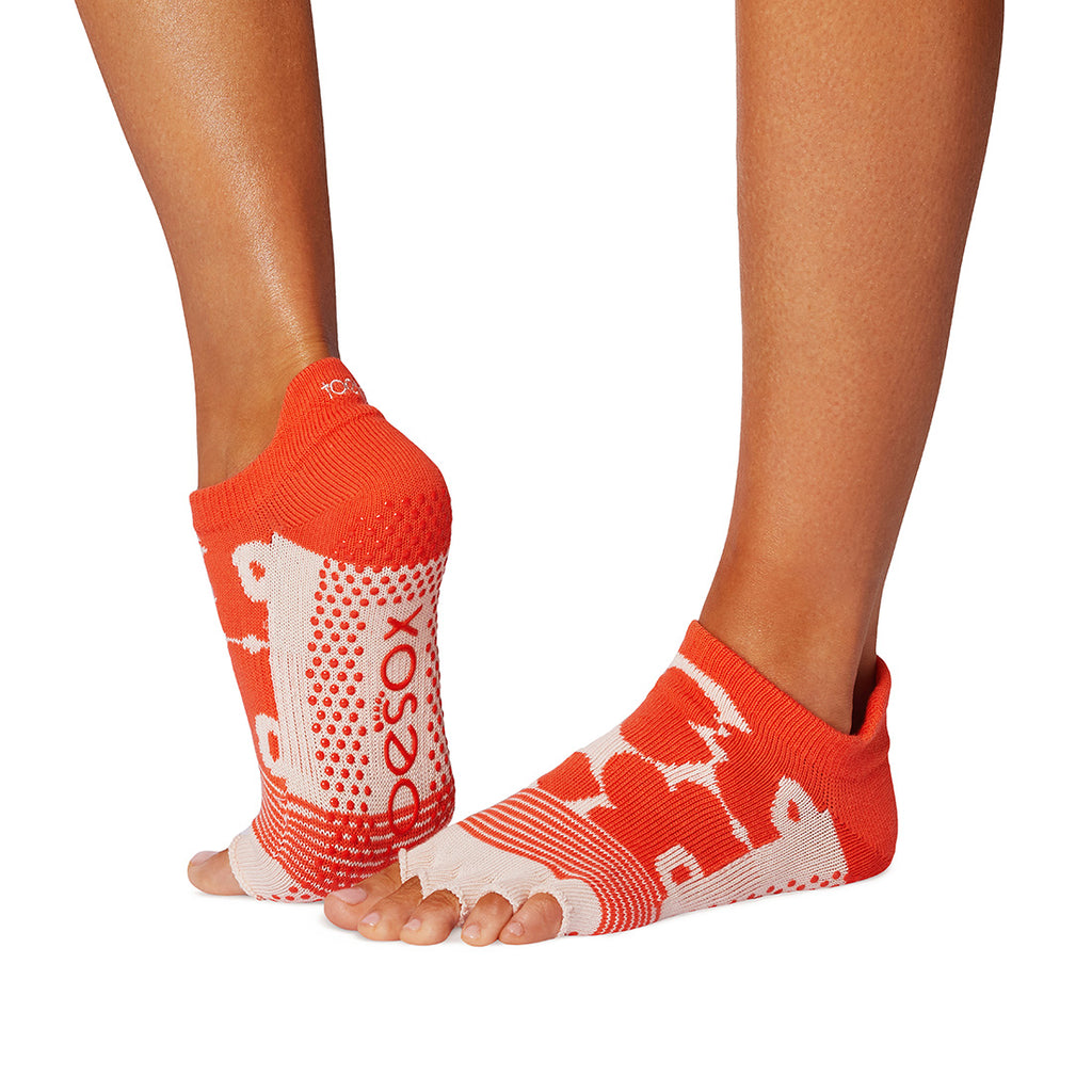 ToeSox Half Toe Low Rise Tec kojinės atvirais pirštais, spalva Hot coral floral – ant pėdų, vaizdas iš šono