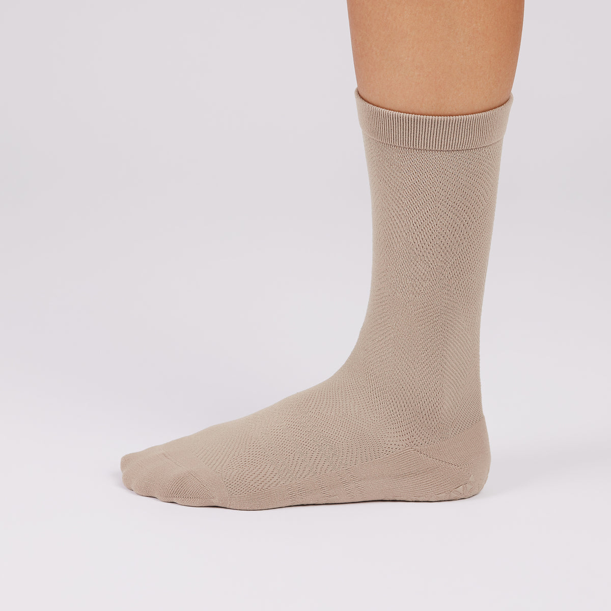 Tavi Grip Kai Tec kojinės, spalva Shitake Heather – ant pėdų, vaizdas iš šono