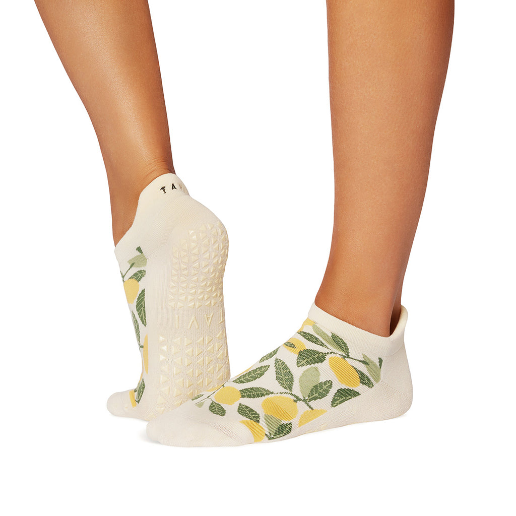 Tavi Grip Savvy kojinės, spalva Lemon Love – ant pėdų, vaizdas iš šono