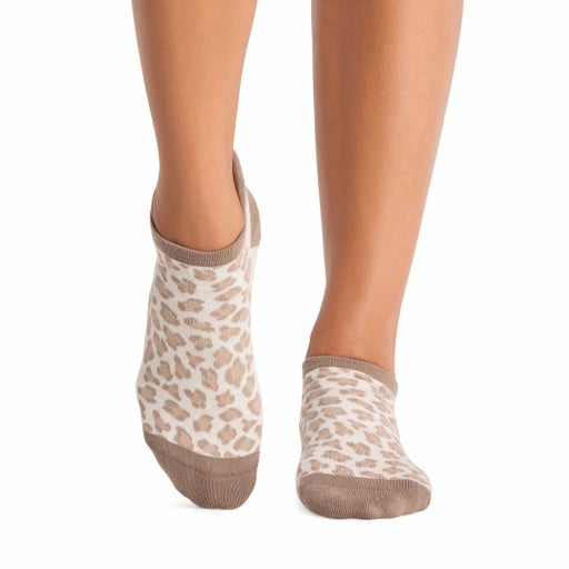 Tavi Grip Savvy kojinės, spalva Leopard sand – ant pėdų, vaizdas iš priekio