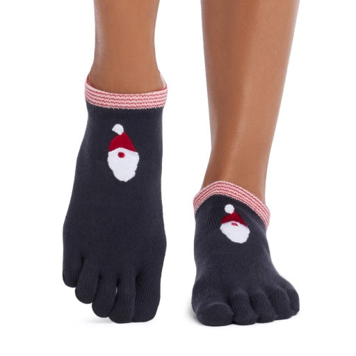 ToeSox Full Toe Low Rise raštuotos pirštuotos kojinės, spalva Candy clause – ant pėdų, vaizdas iš priekio