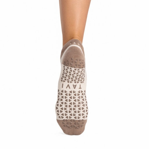 Tavi Grip Savvy kojinės, spalva Leopard sand – neslystantis padas, vaizdas iš galo