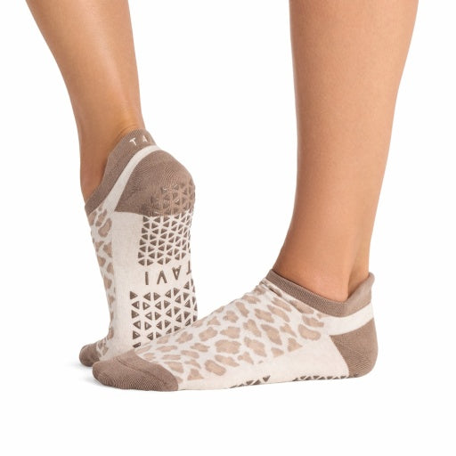 Tavi Grip Savvy kojinės, spalva Leopard sand – ant pėdų, vaizdas iš šono