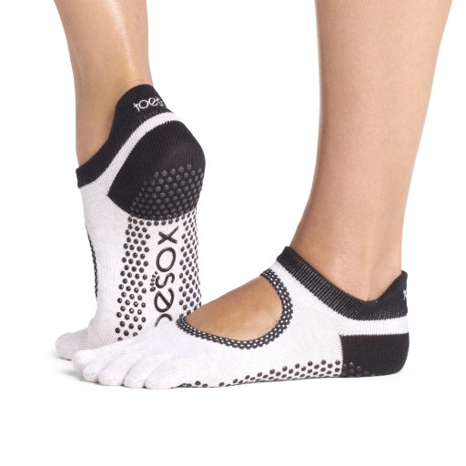 ToeSox Full Toe Bellarina pirštuotos kojinės, spalva Ash polka dots – ant pėdų, vaizdas iš šono