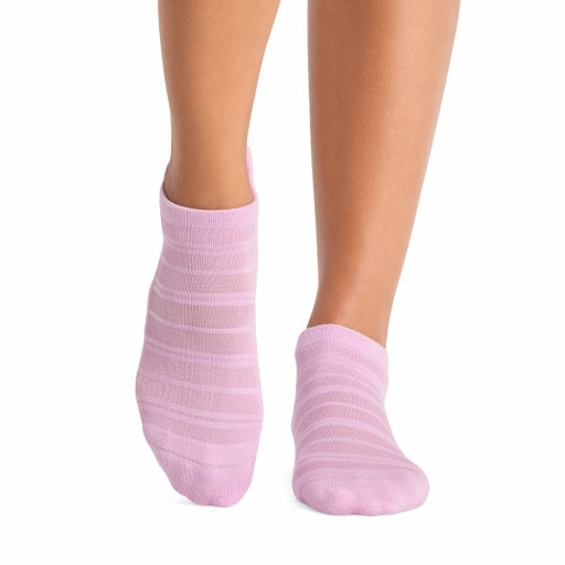 Tavi Grip Savvy Breeze kojinės, spalva Moonlit lilac – ant pėdų, vaizdas iš priekio