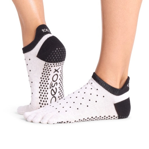 ToeSox Full Toe Low Rise raštuotos pirštuotos kojinės, spalva Ash polka dots – ant pėdų, vaizdas iš šono