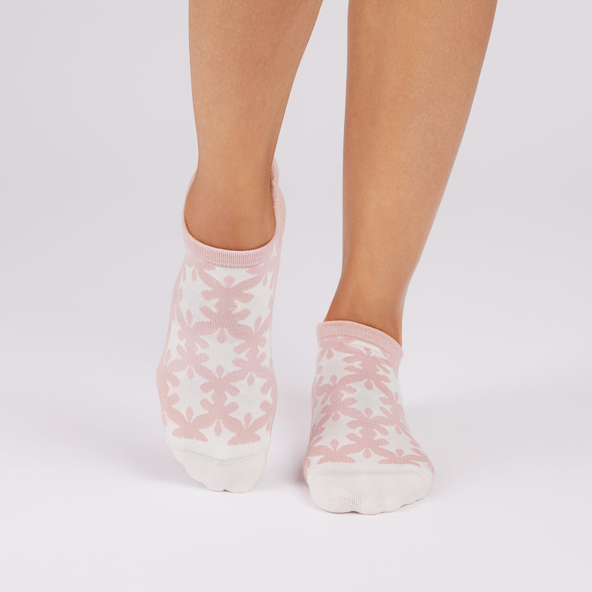 Tavi Grip Savvy kojinės, spalva Petal – ant pėdų, vaizdas iš priekio