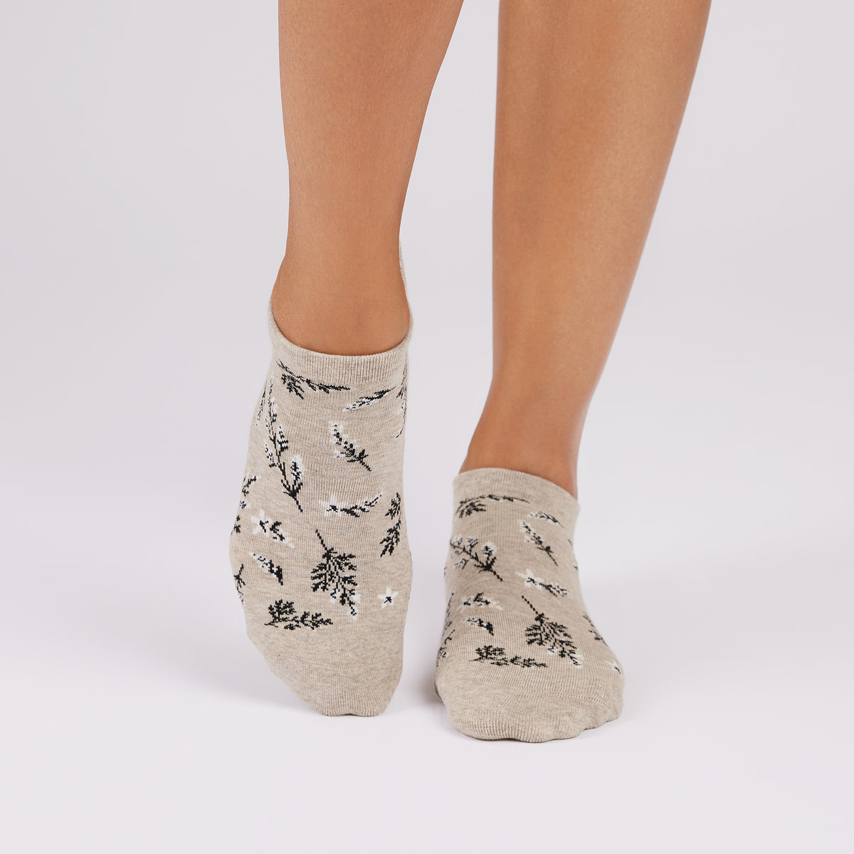 Tavi Grip Savvy kojinės, spalva Shitake Heather – ant pėdų, vaizdas iš priekio