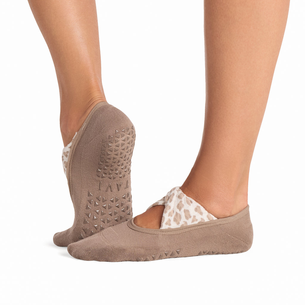 Tavi Grip Penny kojinės, spalva Leopard sand – ant pėdų, vaizdas iš šono