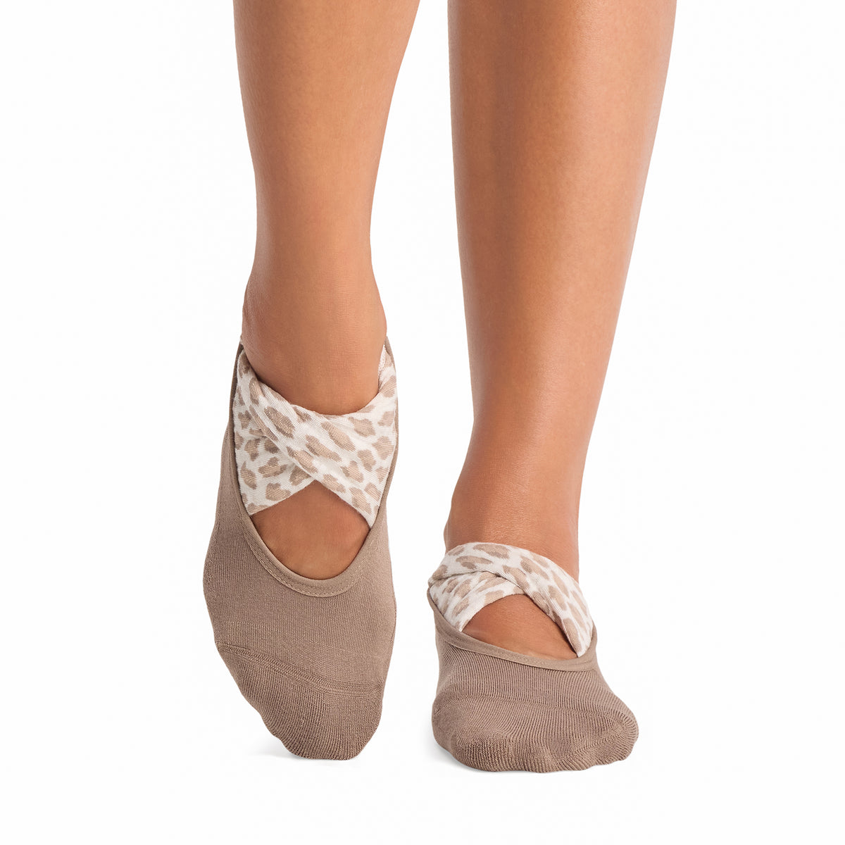 Tavi Grip Penny kojinės, spalva Leopard sand – ant pėdų, vaizdas iš priekio