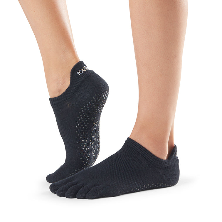 ToeSox Full Toe Low Rise trumpos pirštuotos kojinės, spalva Black – ant pėdų, vaizdas iš šono