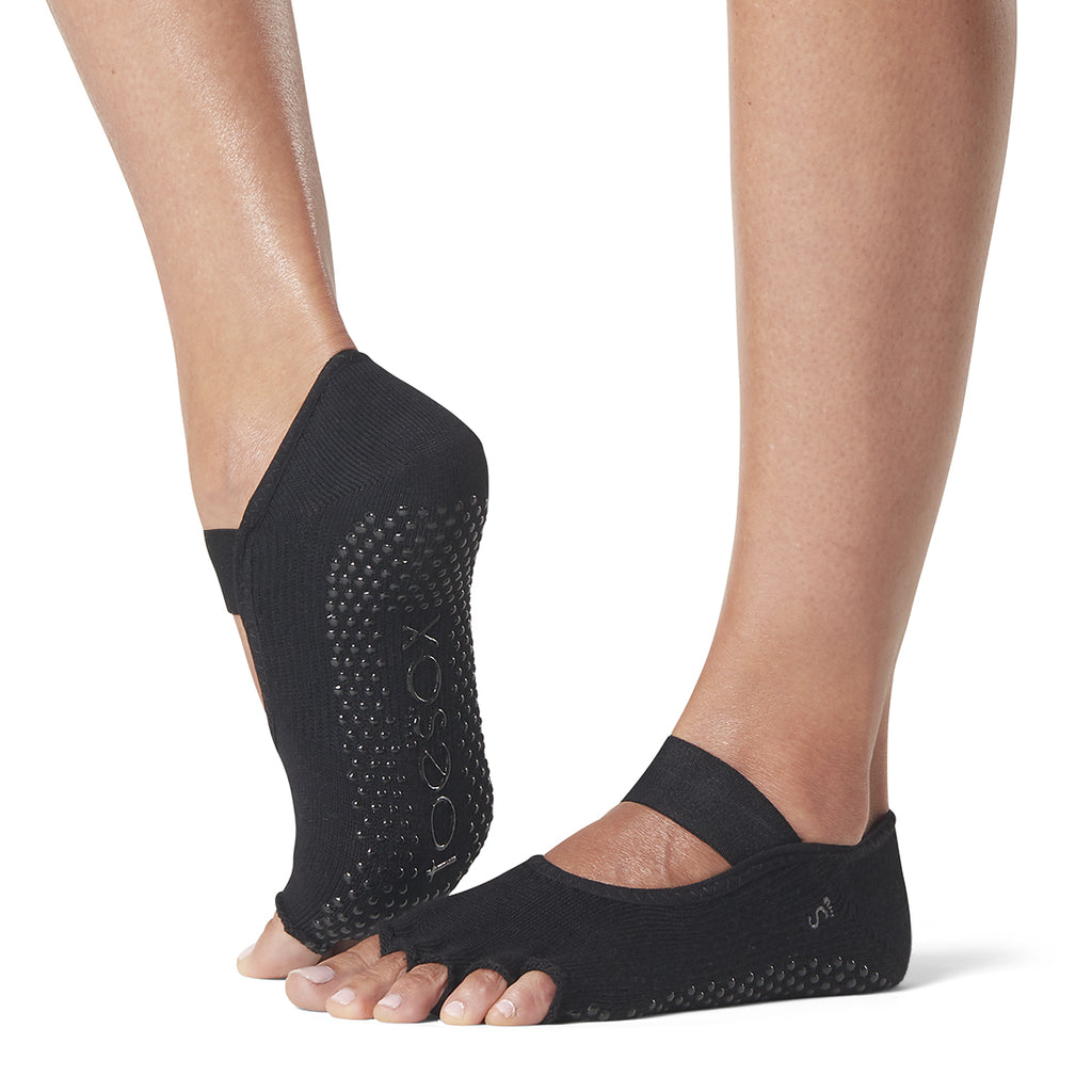 ToeSox Half Toe Mia kojinės atvirais pirštais, spalva Black – ant pėdų, vaizdas iš šono