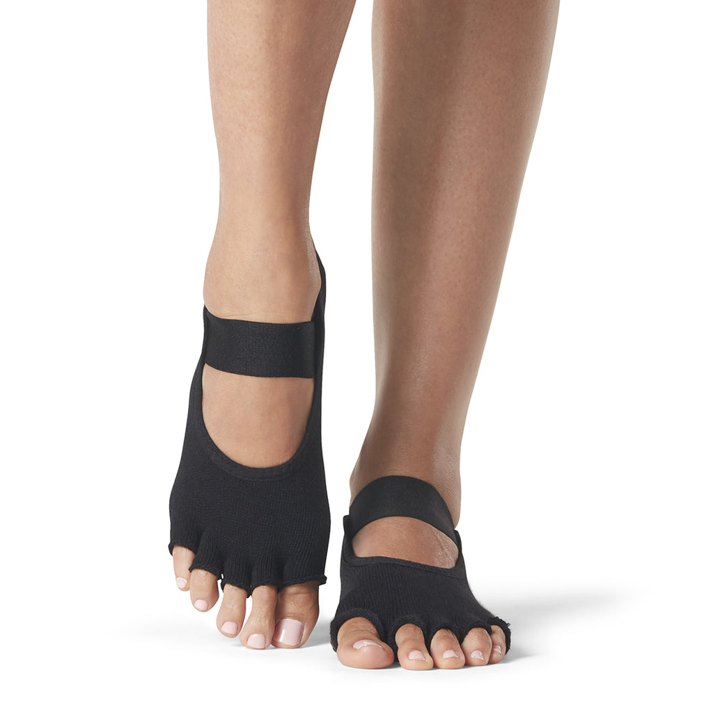 ToeSox Half Toe Mia kojinės atvirais pirštais, spalva Black – ant pėdų, vaizdas iš priekio