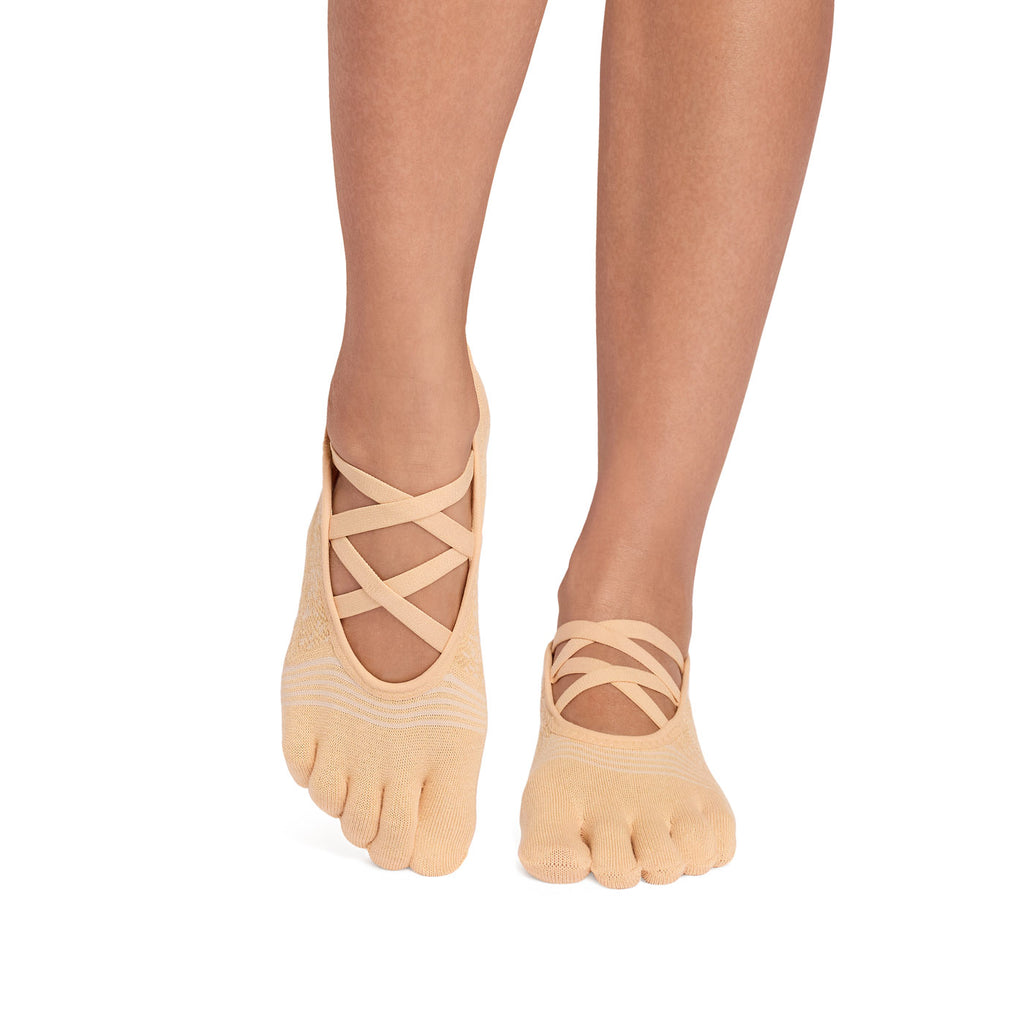 ToeSox Full Toe Elle Tec pirštuotos kojinės, spalva Golden – ant pėdų, vaizdas iš priekio