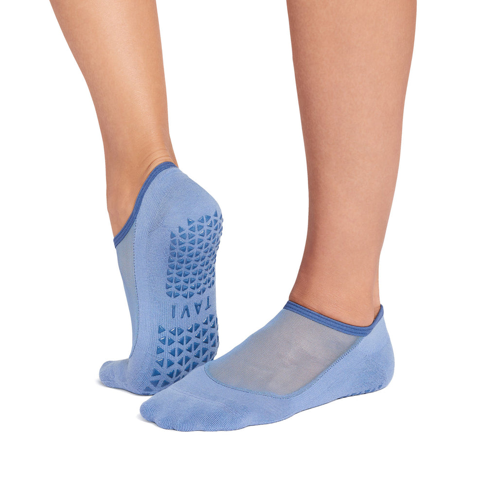 Tavi Grip Maddie kojinės, spalva Soft blue – ant pėdų, vaizdas iš šono