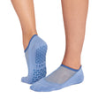 Tavi Grip Maddie kojinės, spalva Soft blue – ant pėdų, vaizdas iš šono