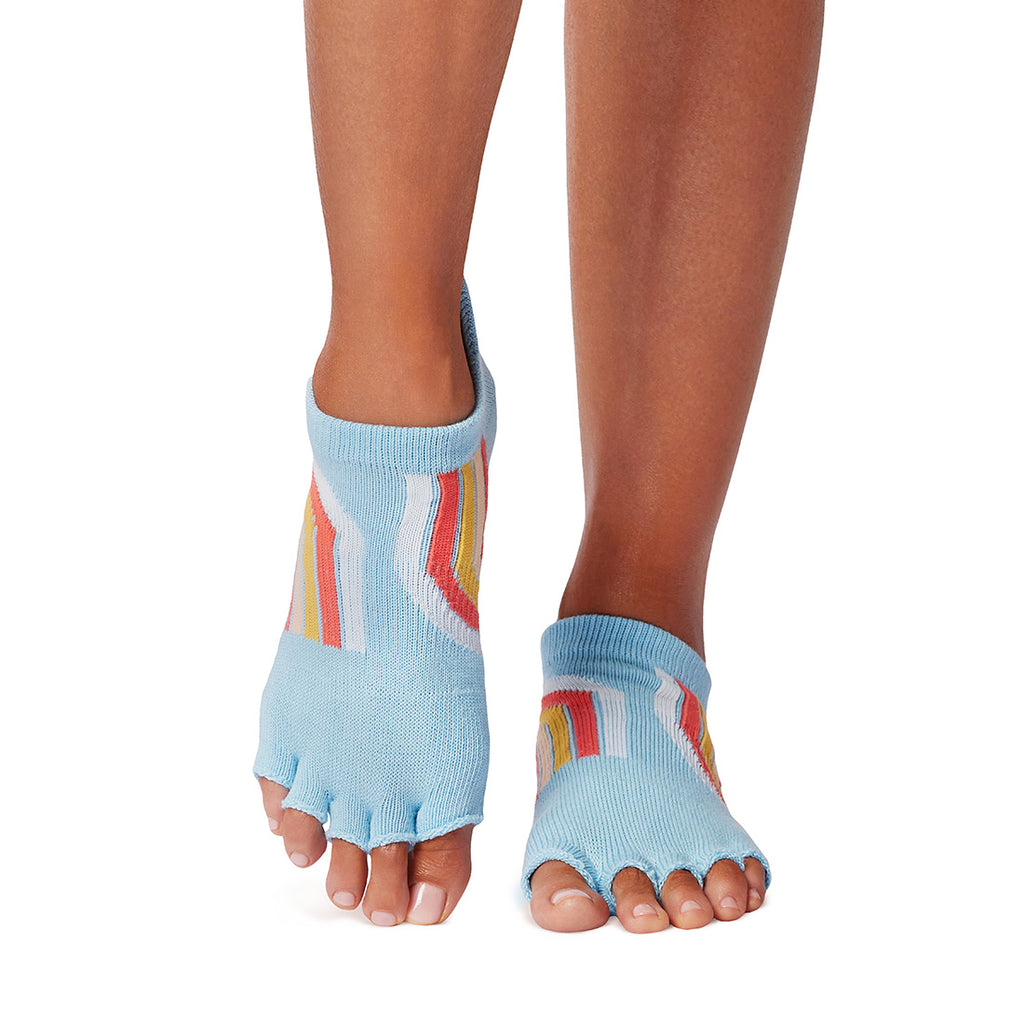 ToeSox Half Toe Low Rise Tec kojinės atvirais pirštais, spalva Vibrancy – ant pėdų, vaizdas iš priekio